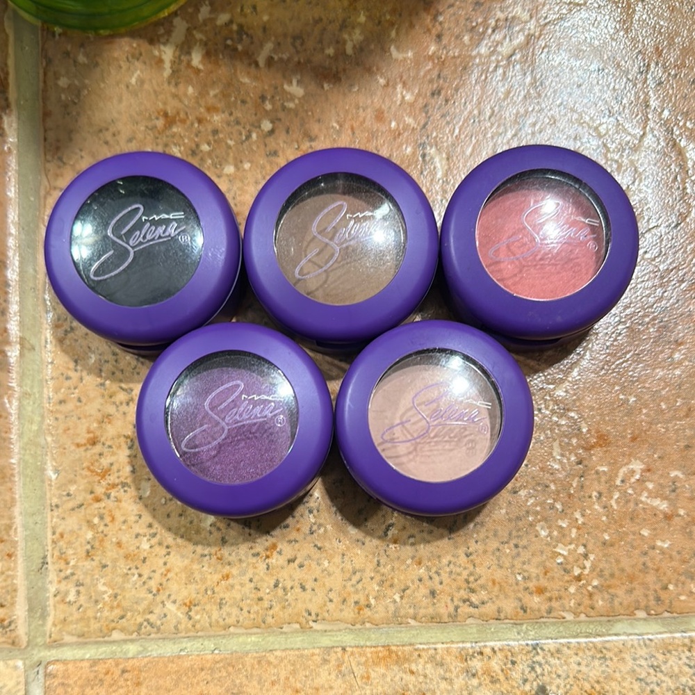 MAC Cosmetics Selena Eyeshadow Set - Black, Brown, Purple, Pink 2 tones